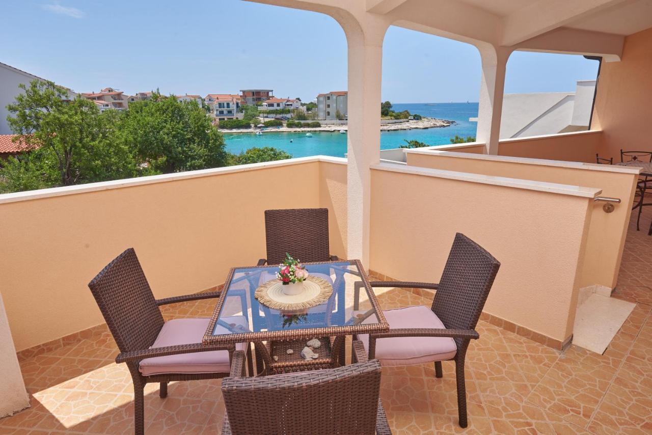 Apartments Lumi Рогозница Екстериор снимка