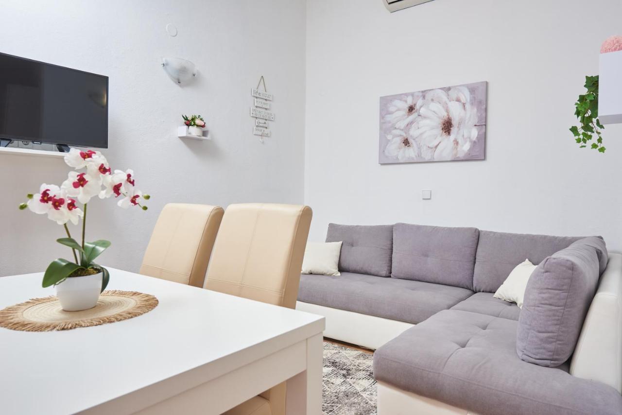Apartments Lumi Рогозница Екстериор снимка