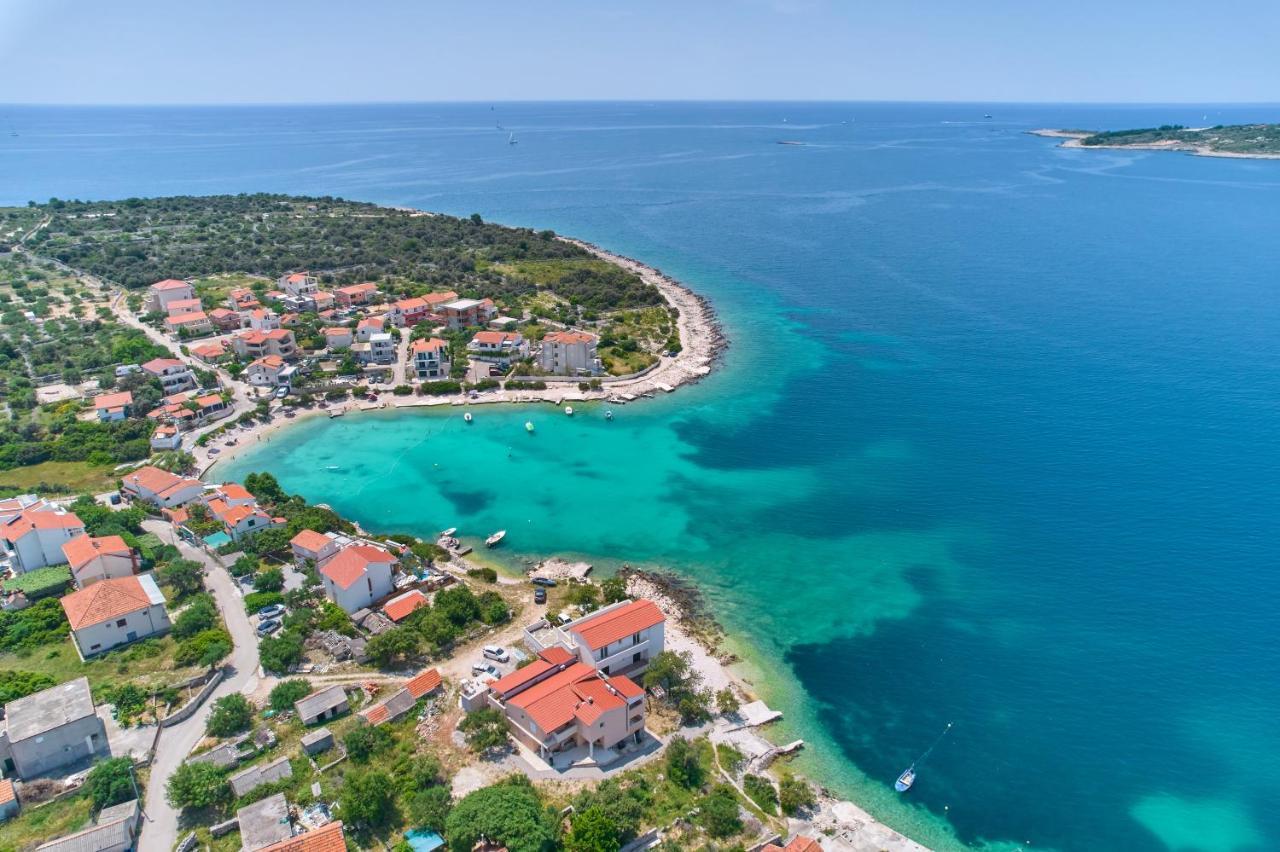Apartments Lumi Рогозница Екстериор снимка