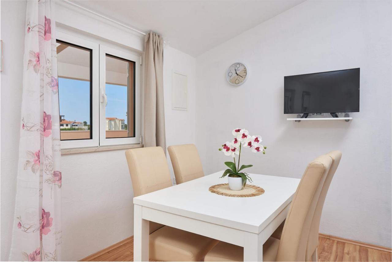 Apartments Lumi Рогозница Екстериор снимка