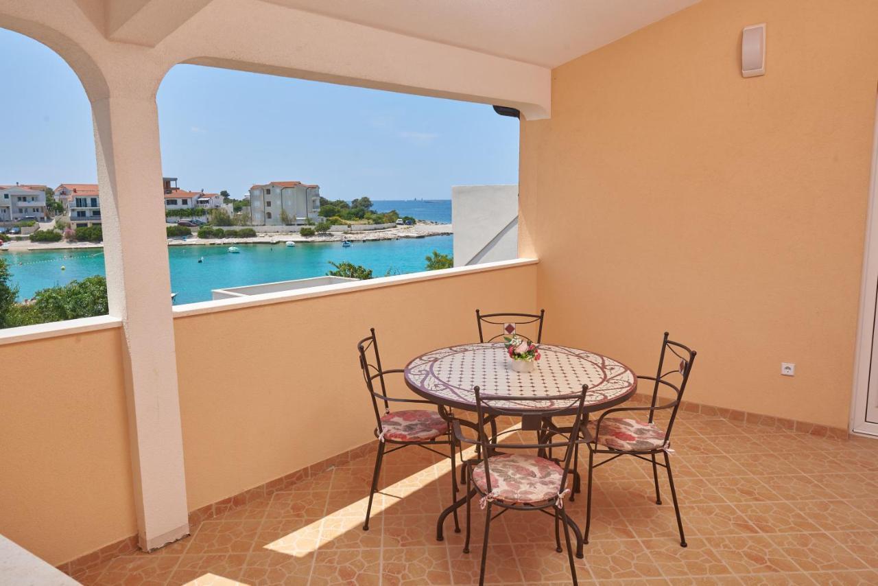 Apartments Lumi Рогозница Екстериор снимка