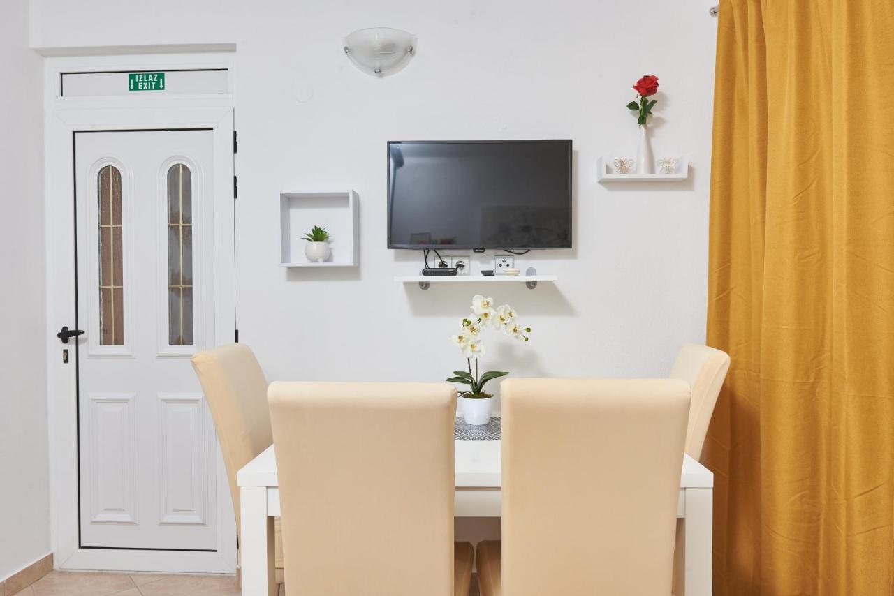 Apartments Lumi Рогозница Екстериор снимка
