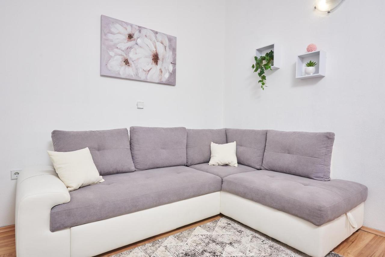 Apartments Lumi Рогозница Екстериор снимка