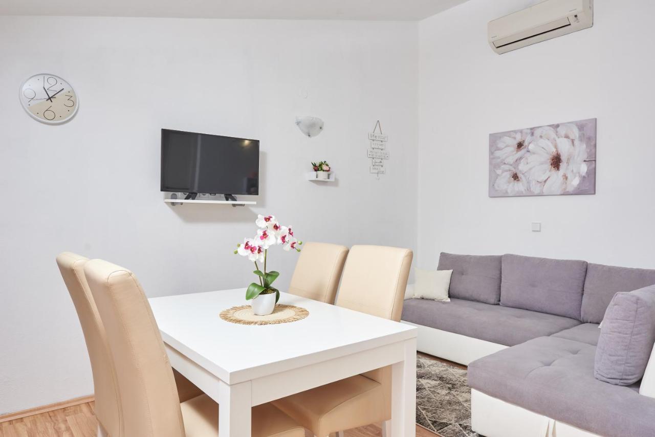 Apartments Lumi Рогозница Екстериор снимка