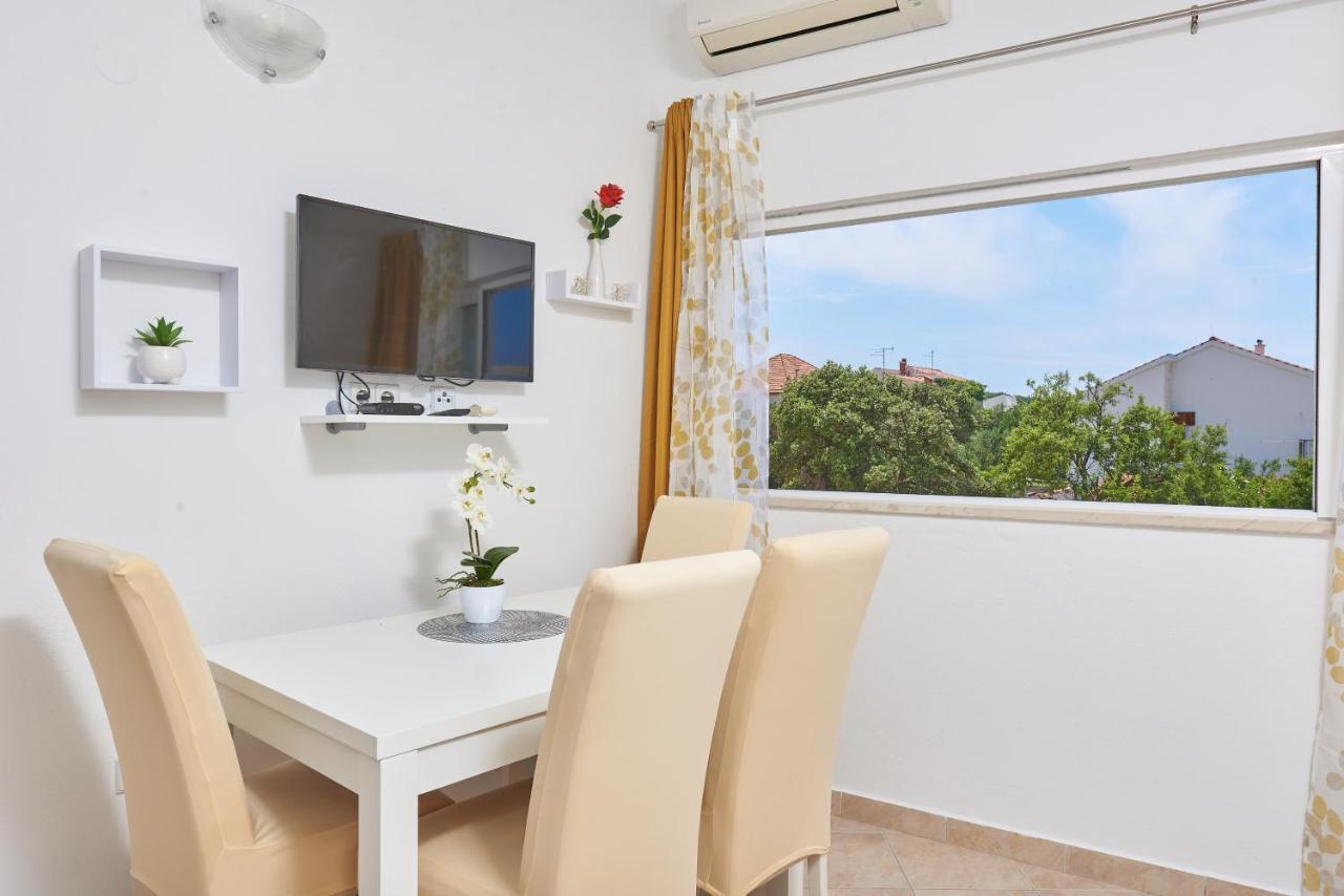 Apartments Lumi Рогозница Екстериор снимка