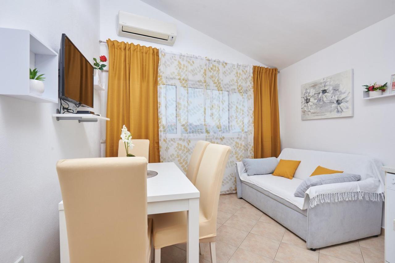 Apartments Lumi Рогозница Екстериор снимка